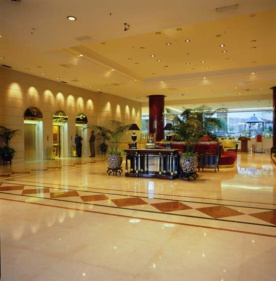 Lobby del HOTEL EMPERADOR - BUENOS AIRES - ARGENTINA - interior decoration -
HALL con 6 metros altura.
suelos de marmol italiano pulido
columnas de hormigon de 1,50 de diametro, lacadas con pintura de coche metalizada.
iluminacion establecida con escenas luminicas cambiantes