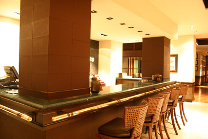 Barra de Bar de restaurante.Revestimientos en piel y marmol verde Patricia.