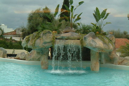 Jardin con gruta que vuelca a la piscina.
Dentro de la gruta se instalo el bar de la piscina.