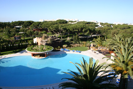 Frondosos jardines de pinos hacen que el cliente en este Hotel sientan un clima de tranquilidad y descanso en sus vacaciones.