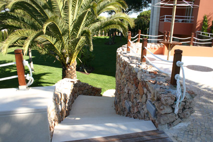 Detalle de escalera con muro de contecion en piedra.