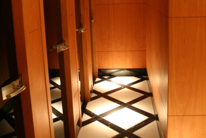 Paredes forradas con paneles de madera de cedro y damero en marmol blanco puro y negro marquina, puertas en cristal lacado en negro, conforman este Impactante pasillo...   